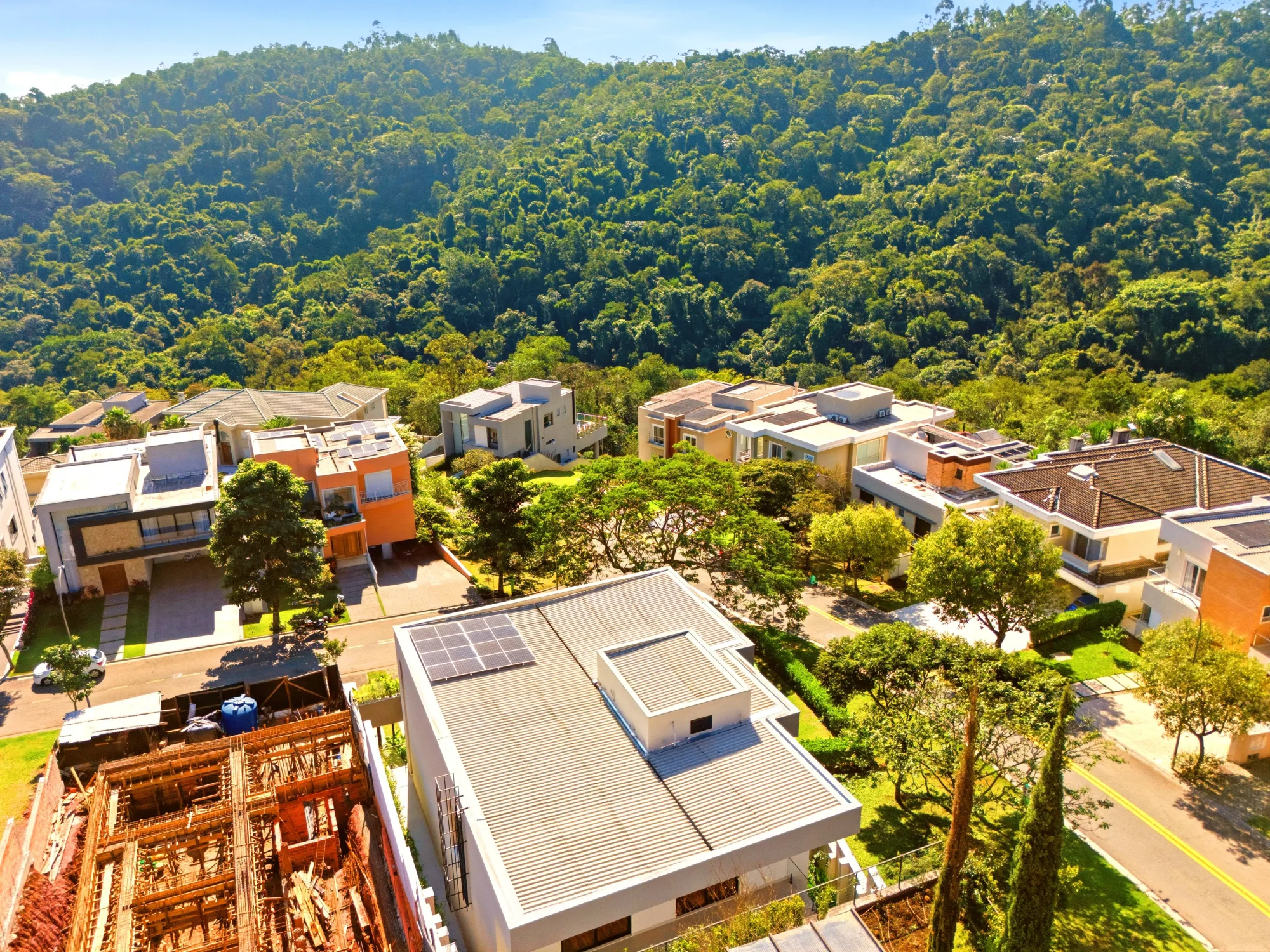 Casa Contemporânea de Esquina no Gênesis II — Foto #5