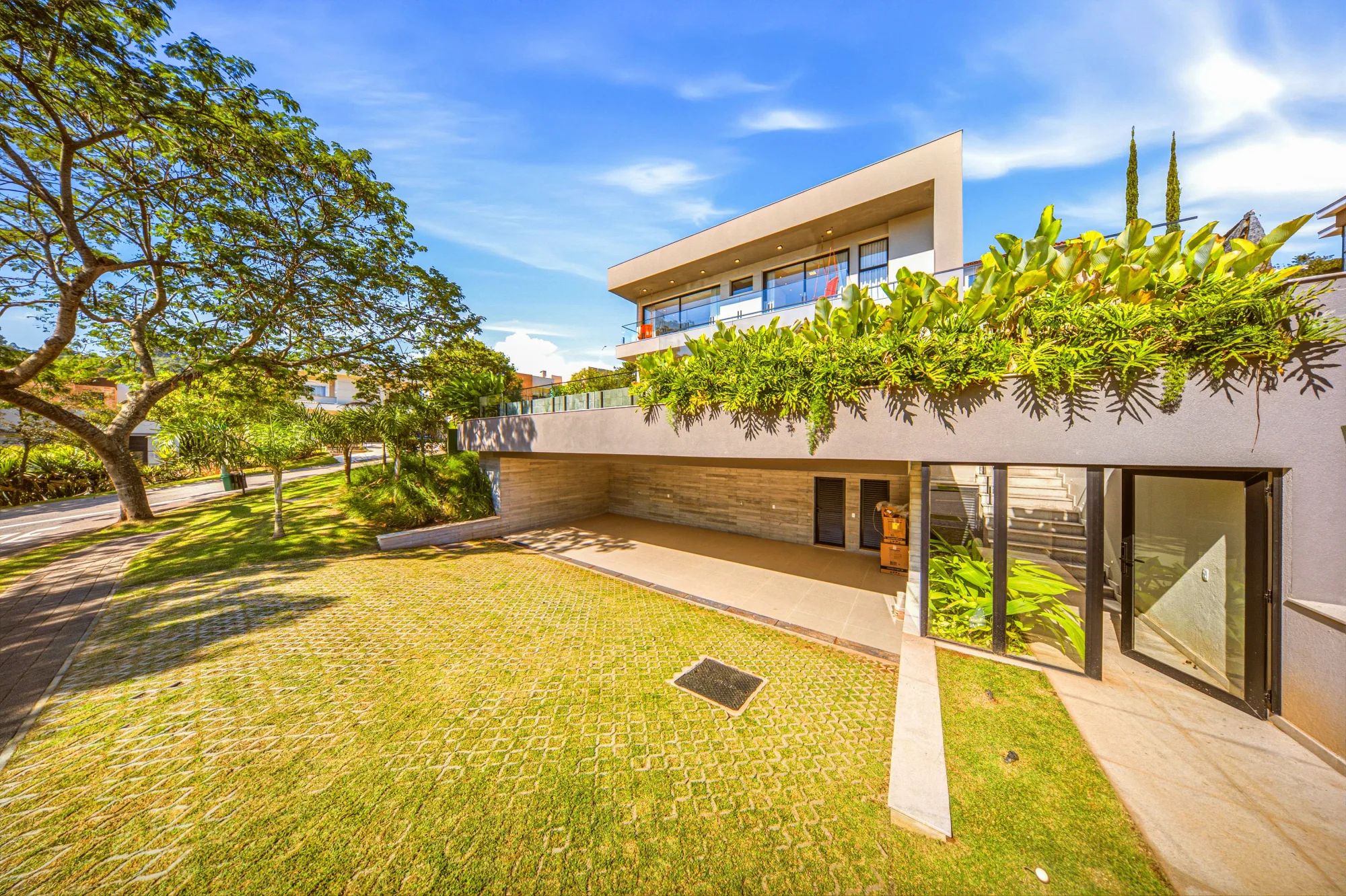 Casa Contemporânea de Esquina no Gênesis II — Foto #2
