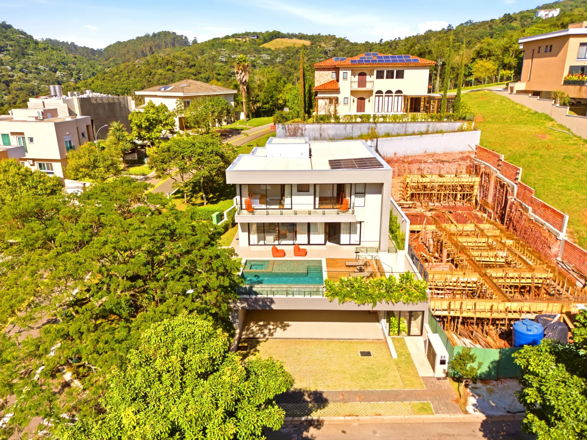 Casa Contemporânea de Esquina no Gênesis II — Foto #7