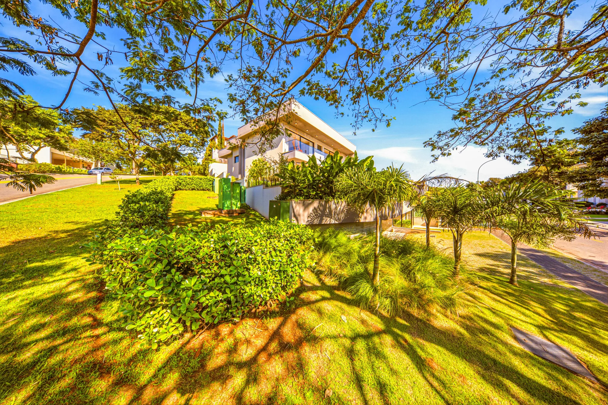 Casa Contemporânea de Esquina no Gênesis II — Foto #3