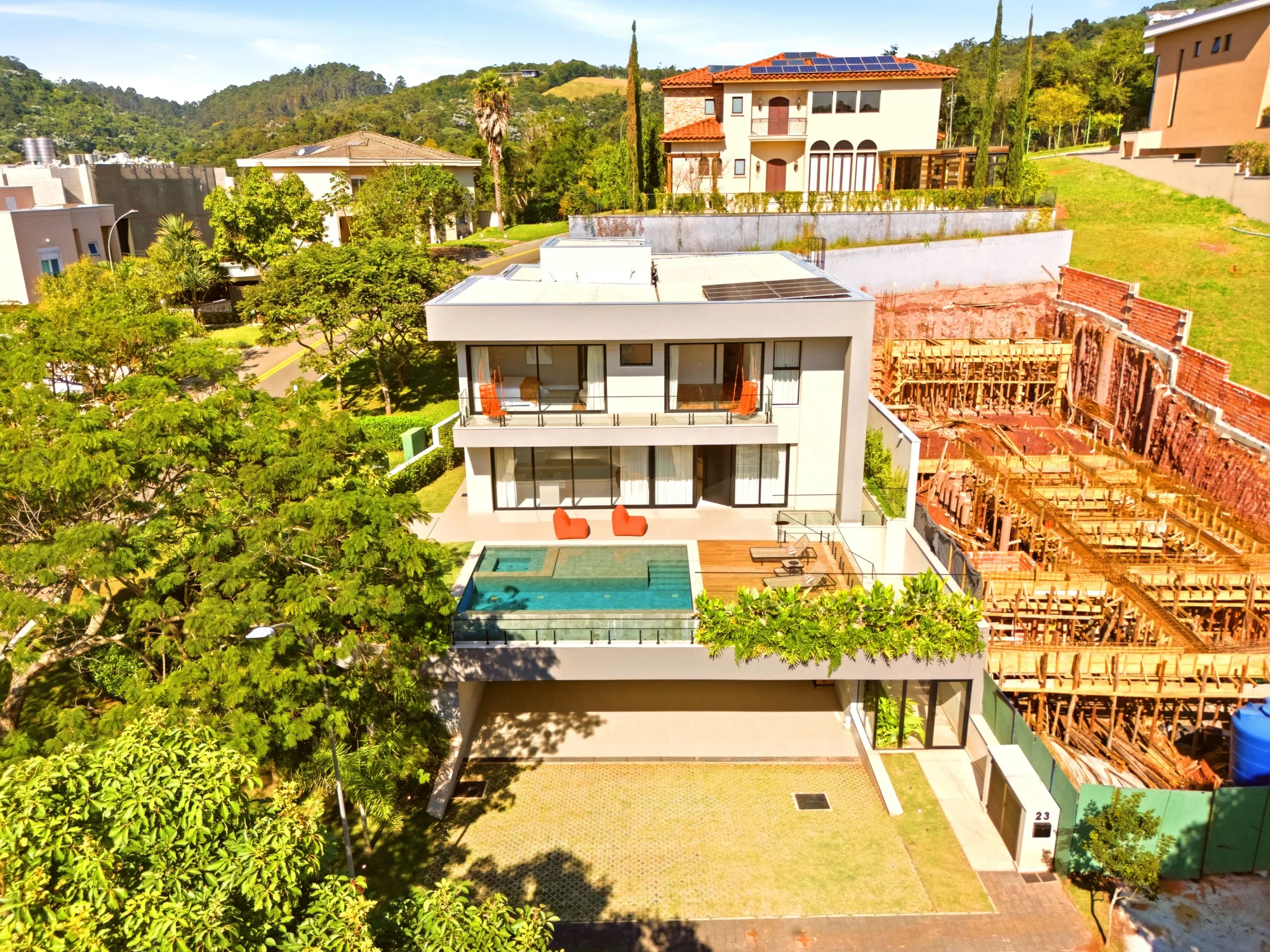 Casa Contemporânea de Esquina no Gênesis II — Foto #6