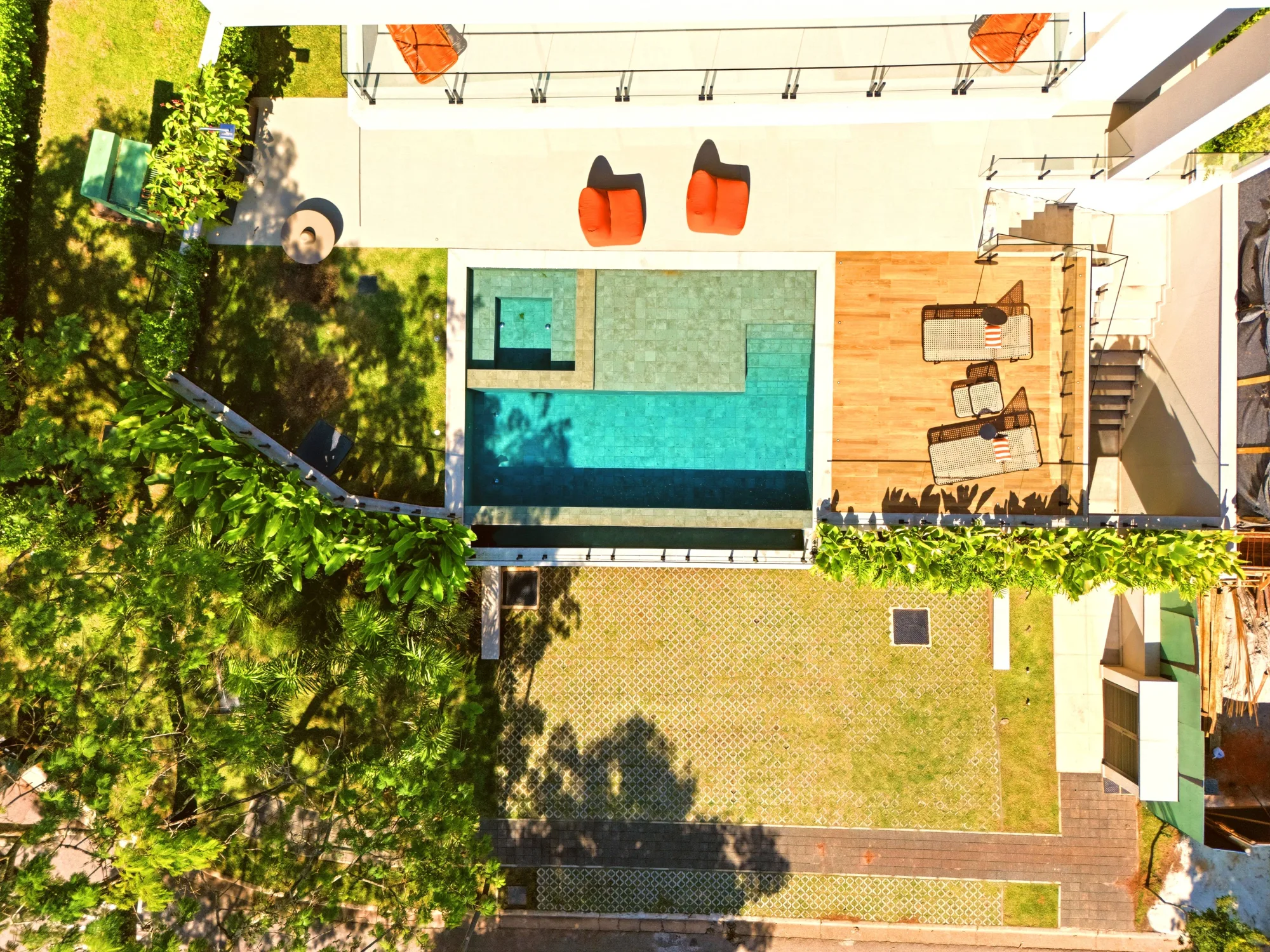 Casa Contemporânea de Esquina no Gênesis II — Foto #59