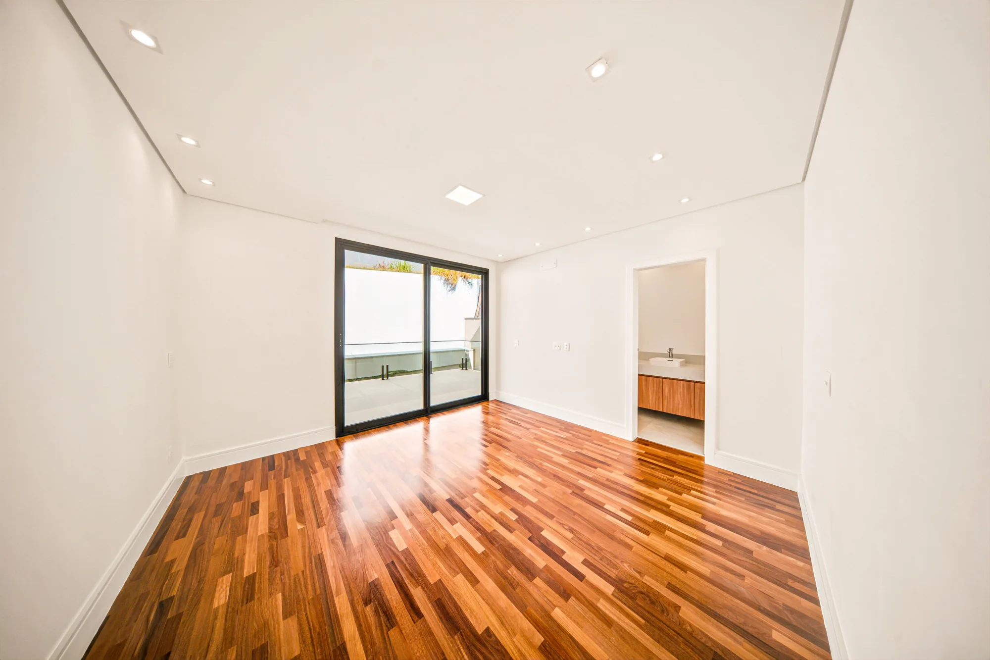 Casa Contemporânea de Esquina no Gênesis II — Foto #46