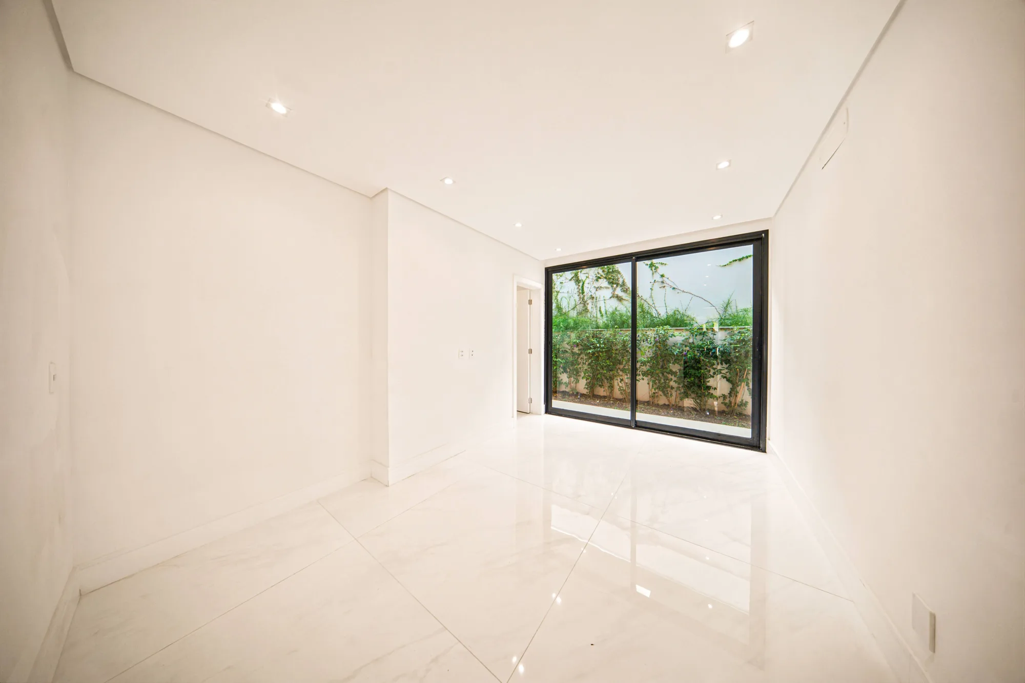 Casa Contemporânea de Esquina no Gênesis II — Foto #20