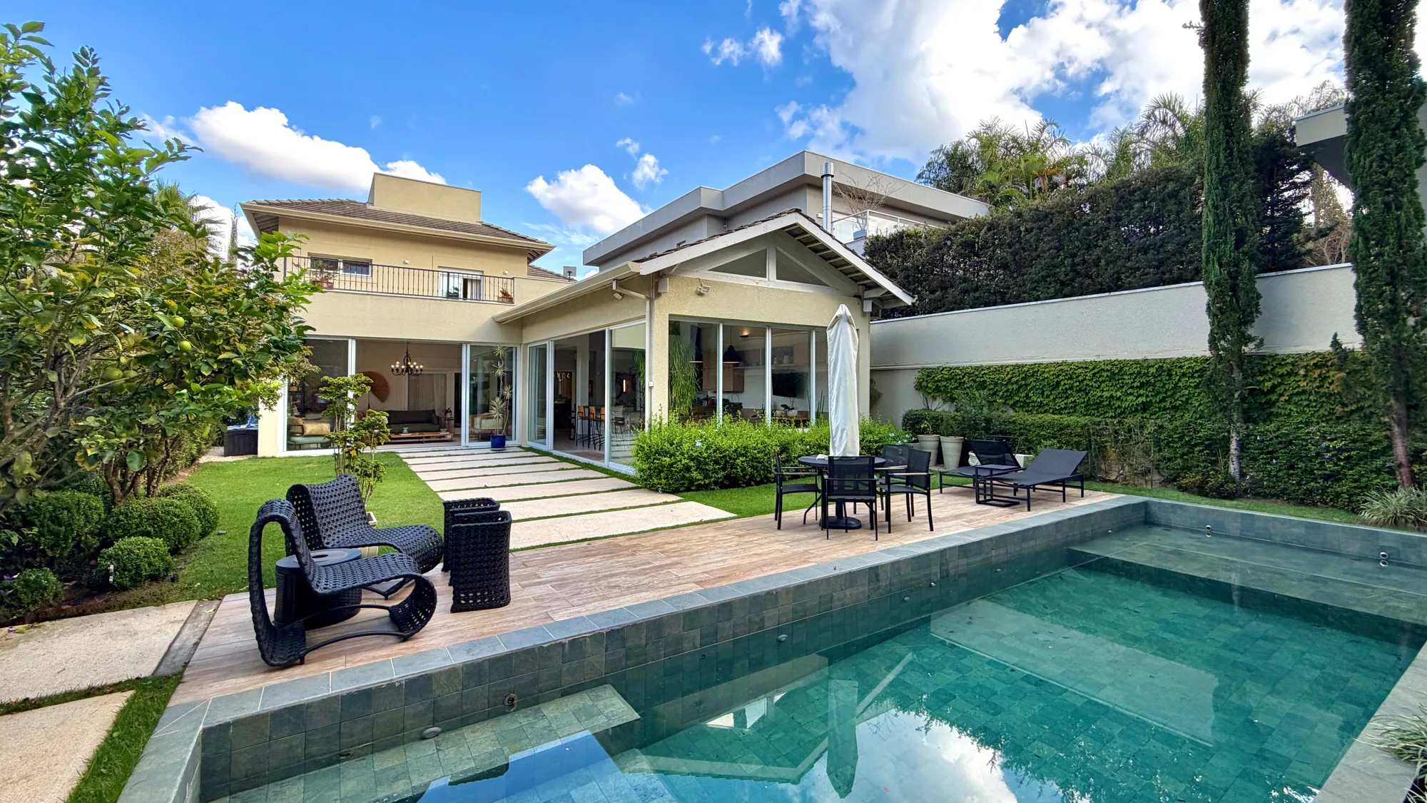 Casa de Alto Padrão à Venda no Tamboré 11 — Foto #3