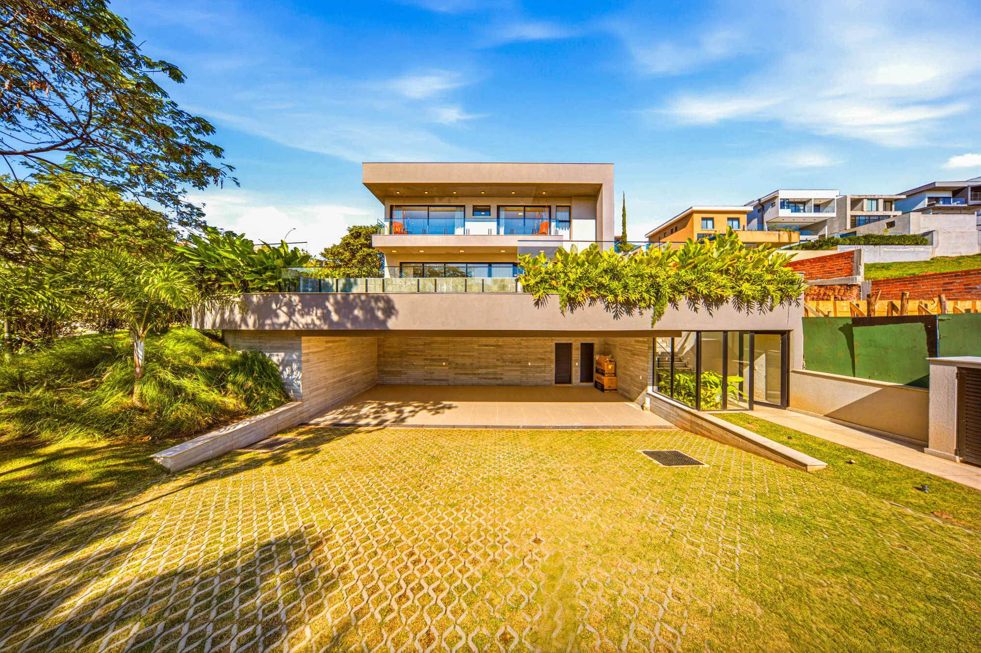 Casa Contemporânea de Esquina no Gênesis II