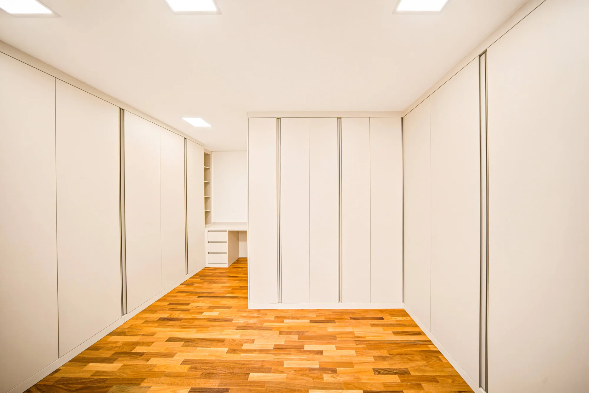 Casa Contemporânea de Esquina no Gênesis II — Foto #42